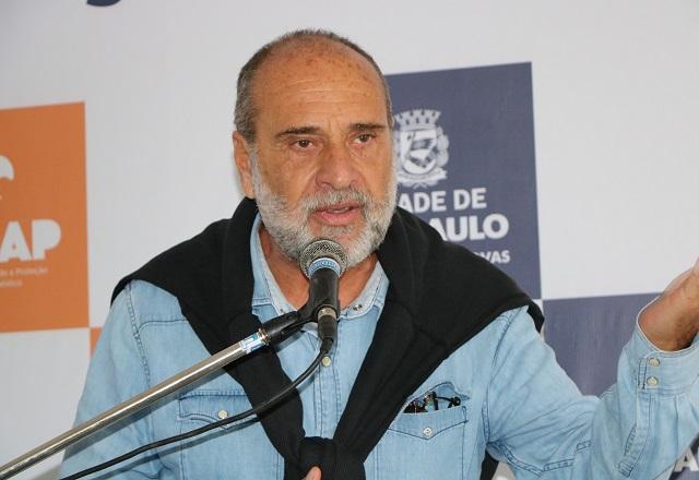 Roberto Tripoli fala ao microfone (Reprodução/Facebook)