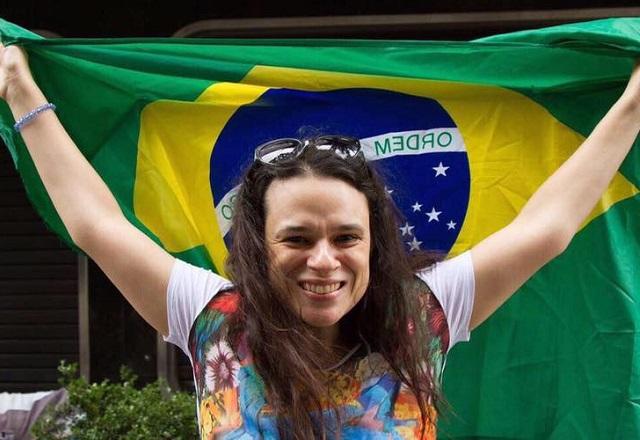 A deputada estadual Janaina Paschoal segura bandeira do Brasil e sorri (Reprodução/Facebook)