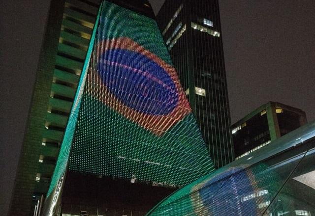 Bandeira do Brasil projetada no prédio da Fiesp, na Avenida Paulista (Reprodução/Facebook)
