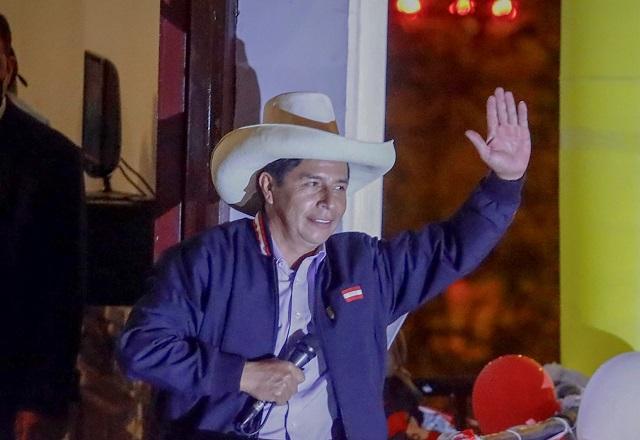 O presidente eleito do Peru, Pedro Castillo, acena (Reprodução/Facebook)