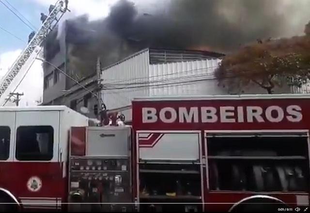 Viatura do Corpo de Bombeiros em frente ao prédio pegando fogo (Reprodução/Facebook)