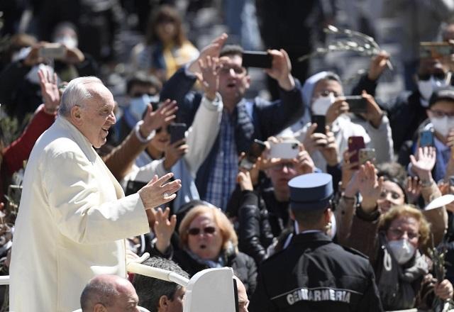 Papa Francisco com fiéis na Praça de São Pedro, no Vaticano (Reprodução/Facebook)