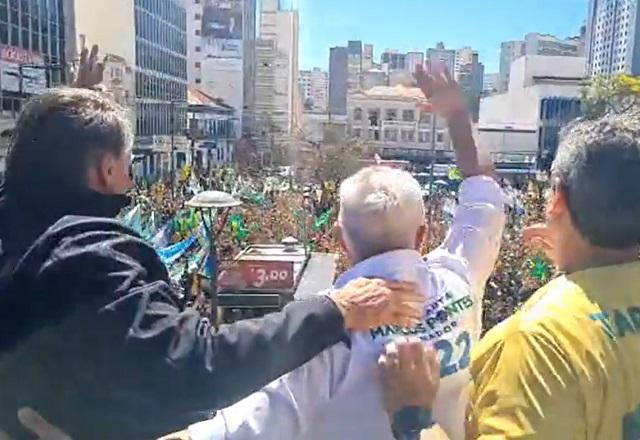 Jair Bolsonaro e Marcos Pontes acenam para apoiadores, ao lado de Tarcísio (Reprodução/Facebook)