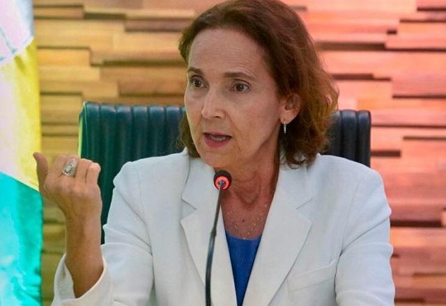 Izolda Cela gesticula enquanto fala ao microfone (Reprodução/Facebook)
