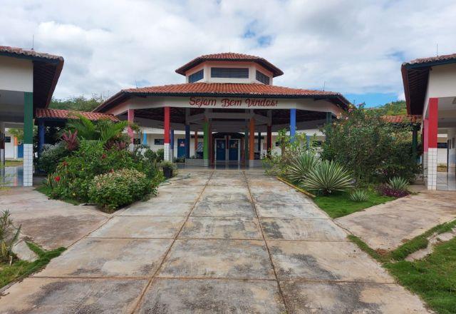 Fachada da Escola Municipal Isaac de Alcantara Costa