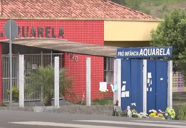 Fachada de creche, com grades e flores colocadas no portão, durante o dia
