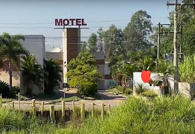 Fachada de motel em Indaiatuba (SP), durante o dia, com áreas gramadas