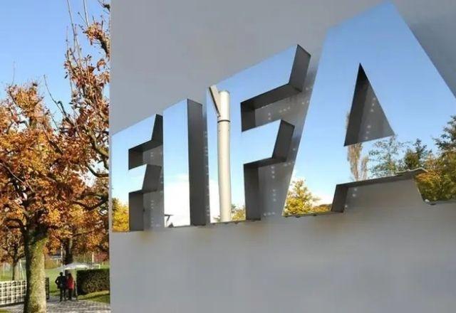 Fachada de prédio com o símbolo da Fifa