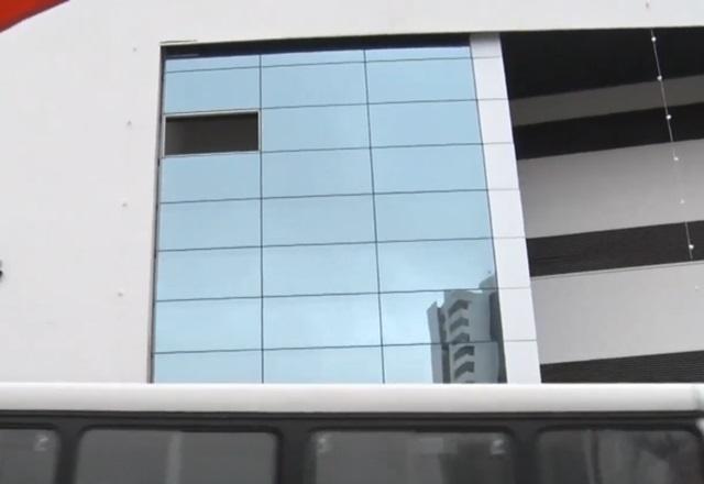 Fachada de shopping com retângulos de vidro, mas um um faltante após cair