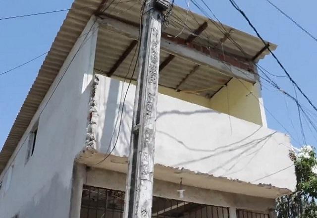 Mulher pula de sobrado para escapar de ataque da companheira