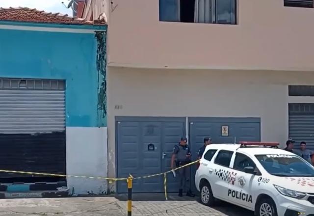 Fachada de uma barbearia com viatura na porta