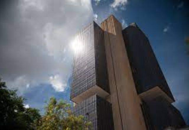 Copom eleva taxa de juros da economia para 13,25% ao ano Copom eleva taxa de juros da economia para 13,25% ao ano