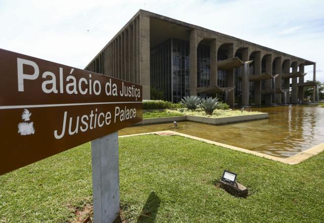 Justiça analisa pedido para manter policiais em tribunais Justiça analisa pedido para manter policiais em tribunais
