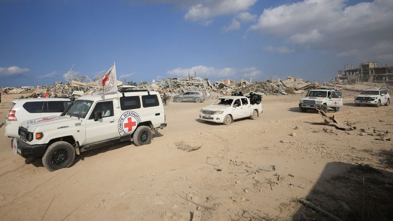 Veículos da Cruz Vermelha em Gaza, em novembro de 2025 | Dawoud Abu Alkas/Reuters