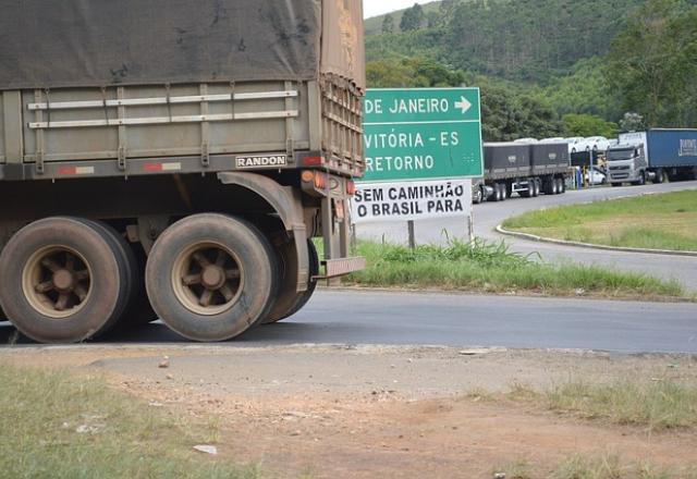 Faixa deixa por caminhoneiro na estrada