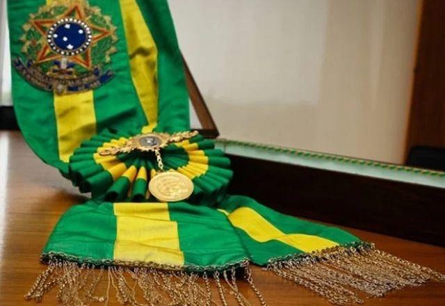 Faixa presidencial brasileira sobre uma mesa