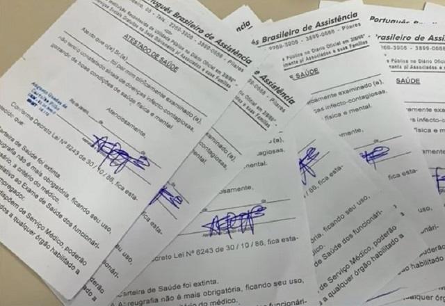 Falsos atestados médicos dispostos em mesa