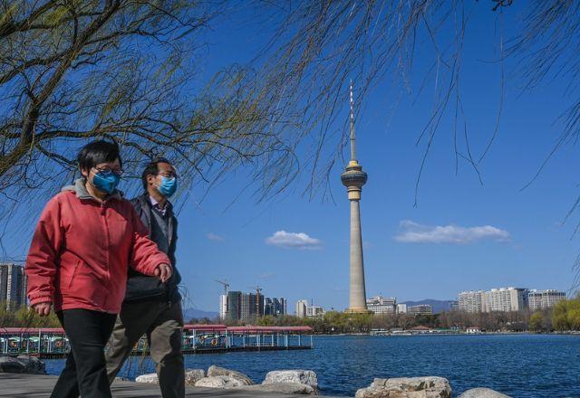 Família andando na China no começo da Pandemia da Covid-19