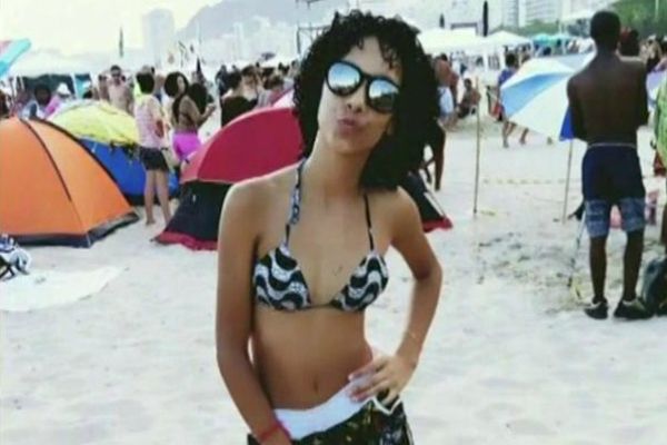 Família de estudante morta em escola diz que ainda não recebeu ajuda do Governo Família de estudante morta em escola diz que ainda não recebeu ajuda do Governo