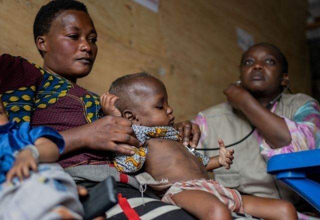 Família desabrigada no Congo | 4/10/2024/Divulgação via Reuters