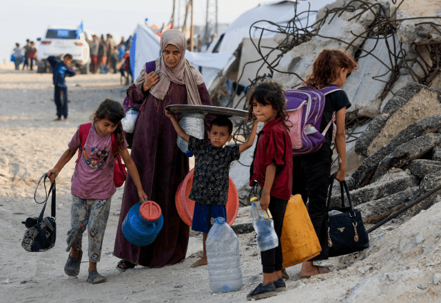 Palestinos da Cidade de Gaza, no norte da Faixa de Gaza, se deslocam para o sul do enclave, a mando do Exército israelense | Foto: Dawoud Abu Alkas/Reuters - 28.09.2025