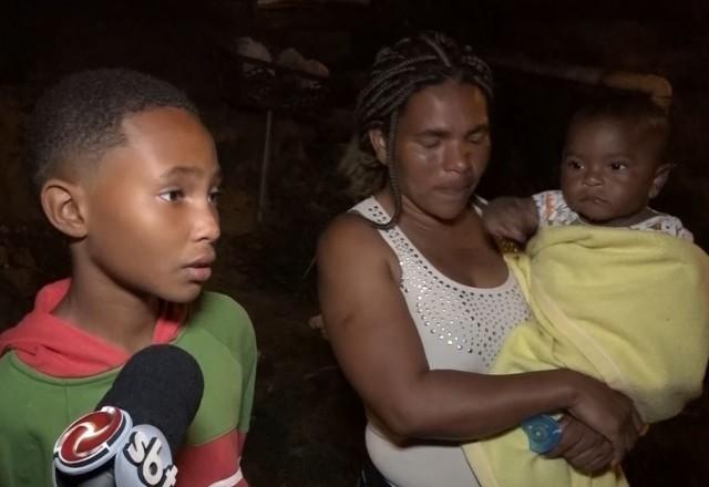 Família e menino que pediu ajuda para a polícia