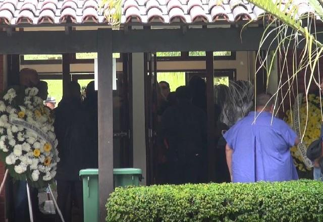 Familiares e amigos reunidos em velório