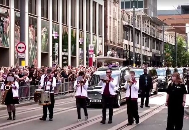 MundoFuneral de Ozzy Osbourne é acompanhado por multidão no Reino UnidoLendário vocalista do Black Sabbath morreu em 22 de julho, aos 76 anos, dias após realizar show de despedida na cidade natal de Birmingham