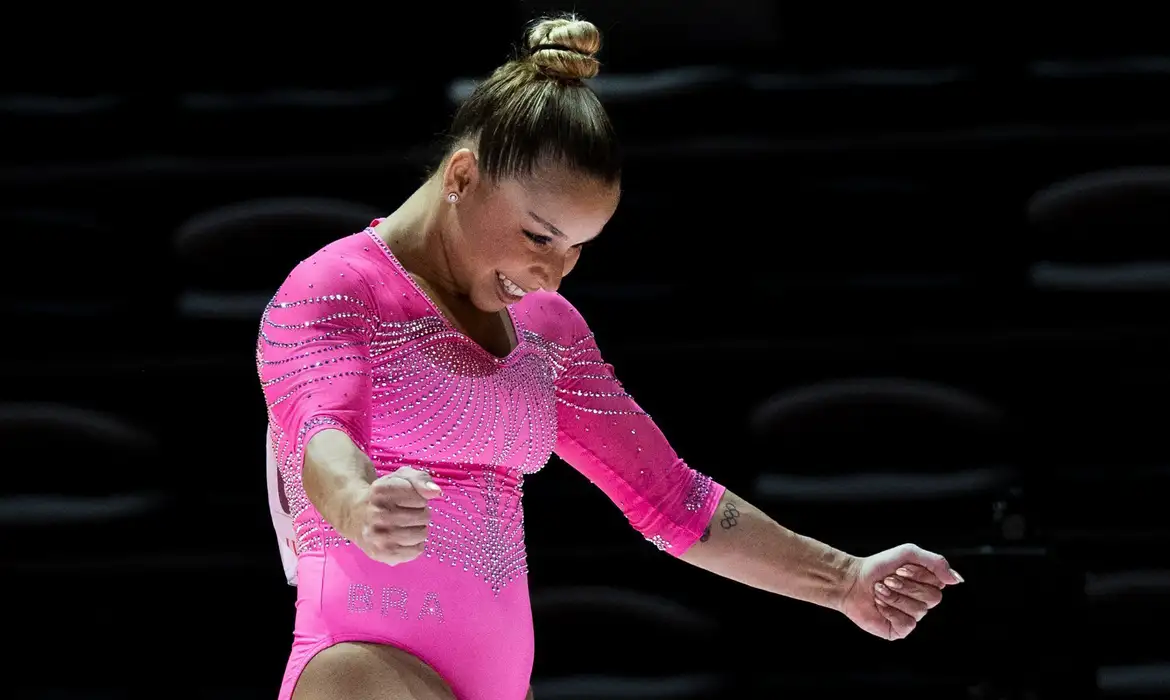 Flávia Saraiva comemora medalha de ouro na Copa do Mundo de Ginástica, na Hungria | Divulgação