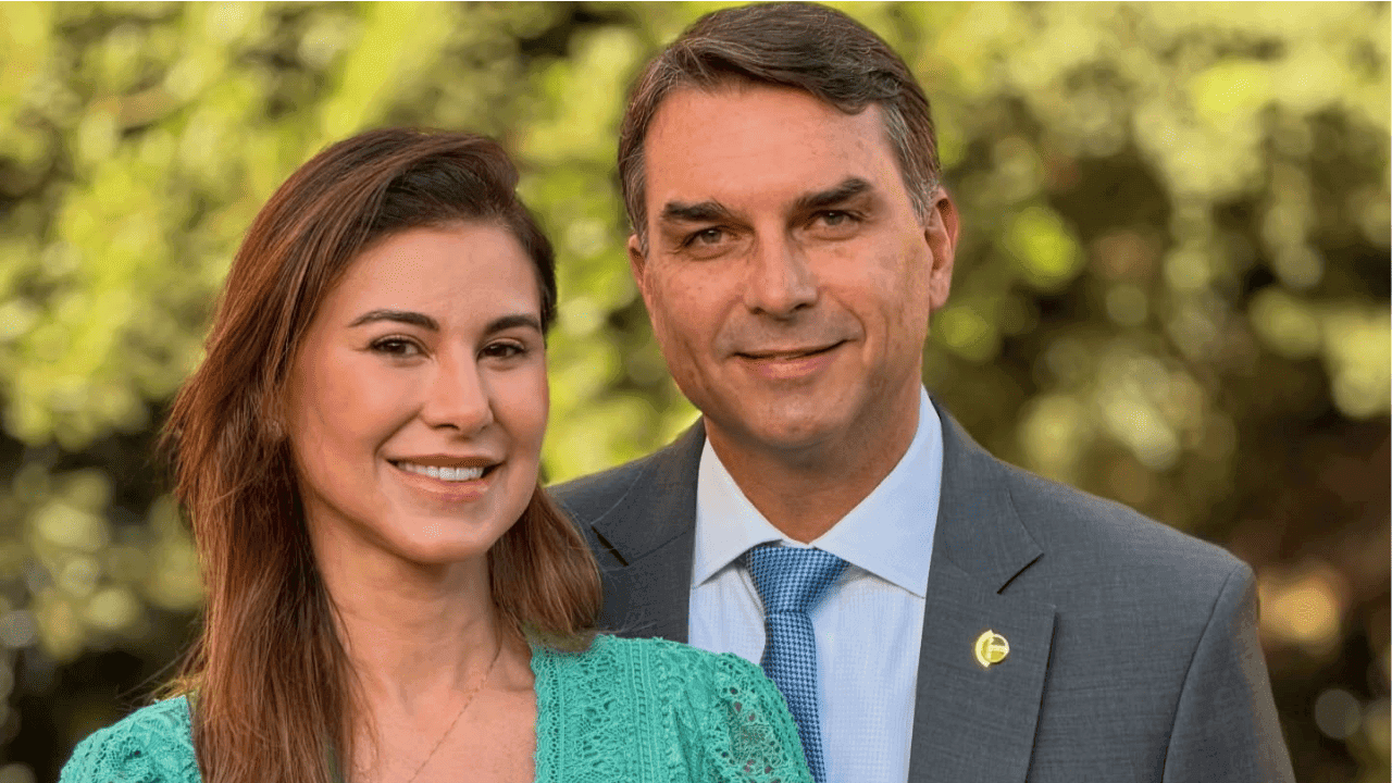 Flavio Exalta Pai E Esposa Em Estreia Da Campanha