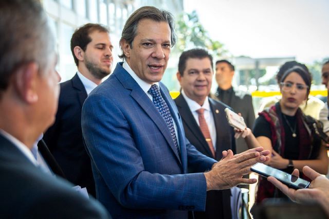 Haddad diz que compromissos do presidente Lula vão fazer "câmbio acomodar"