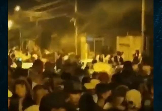Pai e filha são atingidos por rojão em meio de festa Pai e filha são atingidos por rojão em meio de festa