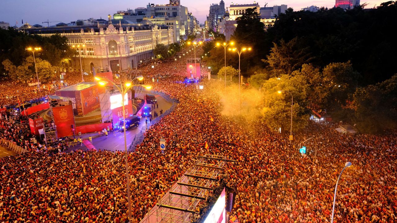 Imagem da notícia: Espanha reúne 2 milhões em festa pelo título da Copa; veja Imagem da notícia: Espanha reúne 2 milhões em festa pelo título da Copa; veja