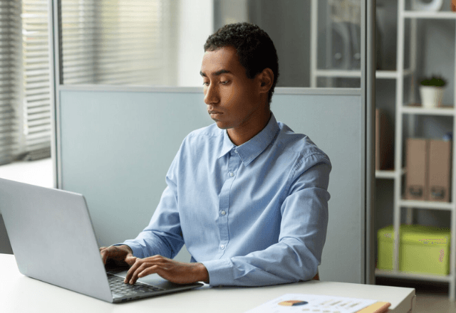 Ficar muito tempo sentado no trabalho pode causar problema; entenda | Freepik