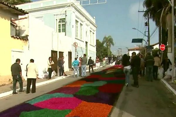 Fiéis preparam os tradicionais tapetes coloridos para o feriado de Corpus Christi