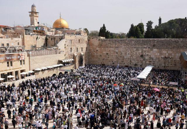 Fiéis se reuniram em Jerusalém para as celebrações da Páscoa cristã, do Pessach judaico e o Ramadã