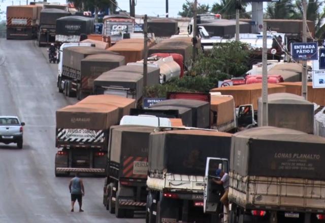 Fila de caminhões aguardando para descarregar | Reprodução