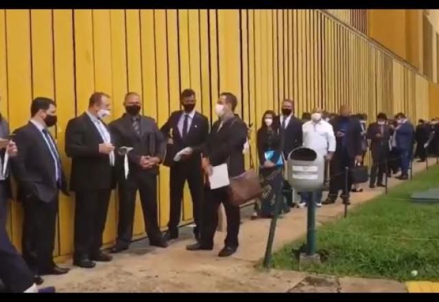 VÍDEO: Entrada da Câmara lota com fila sem distanciamento social