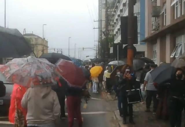 Filas gigantes na chuva e frio em POA para 2ª dose da Coronavac