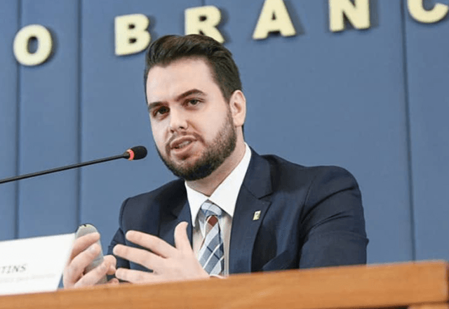 Defesa de Filipe Martins aciona Ministério Público após água da chuva invadir cela