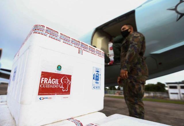 As vacinas saíram da Fiocruz no Rio de Janeiro, após uma análise de segurança por parte da fundação | Reprodução: YouTube/Fiocruz