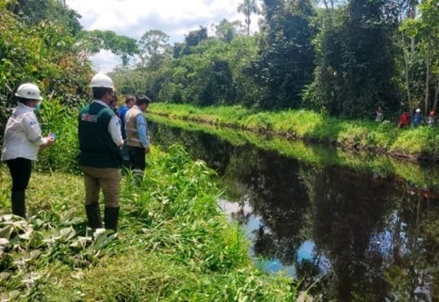 Fiscais da Agência de Avaliação e Fiscalização Ambiental do Peru avaliam impactos no rio Cuninico