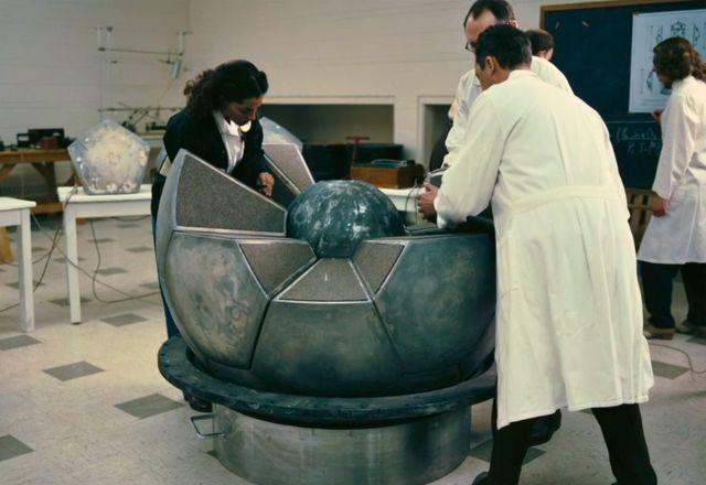 Físico J. Robert Oppenheimer trabalhou no Projeto Manhattan, que desenvolveu a bomba atômica