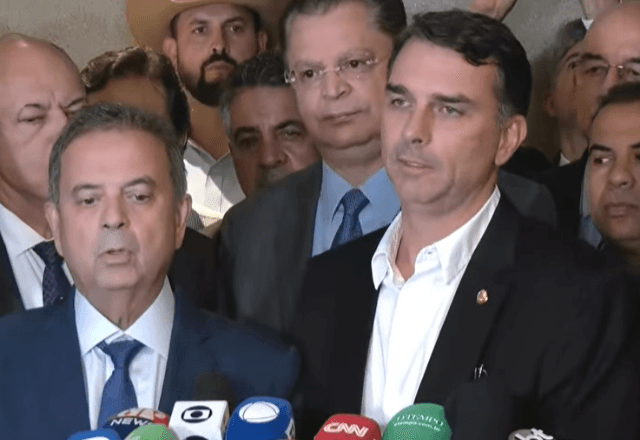 Senador Flávio Bolsonaro em coletiva nesta segunda(24) | Foto: reprodução