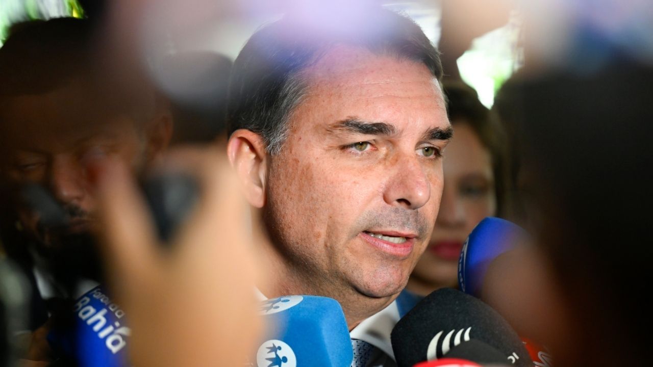 Psol e Rede acionam PGR contra Flávio Bolsonaro