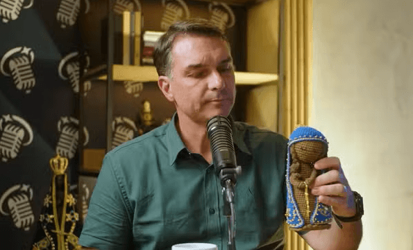 Flávio Bolsonaro segurando imagem de Nossa Senhora Aparecida | Reprodução