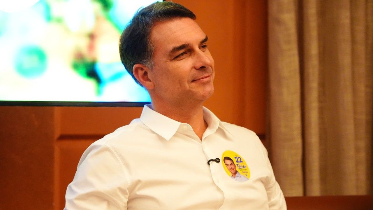 Flávio: Jair está "muito alegre" com 1º turno e deu "dicas"