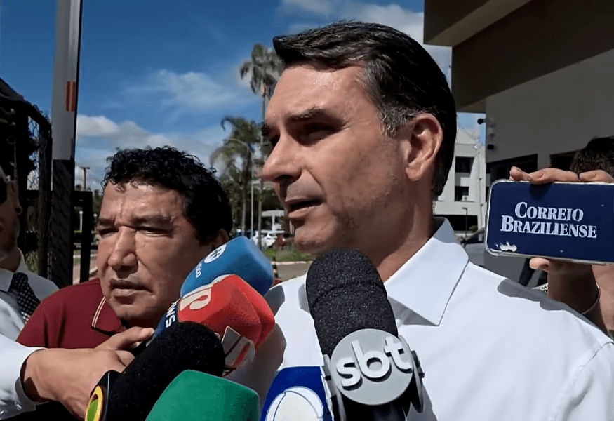 Flávio Bolsonaro (PL) evitou comentar post de Michelle sobre Tarcísio | SBT