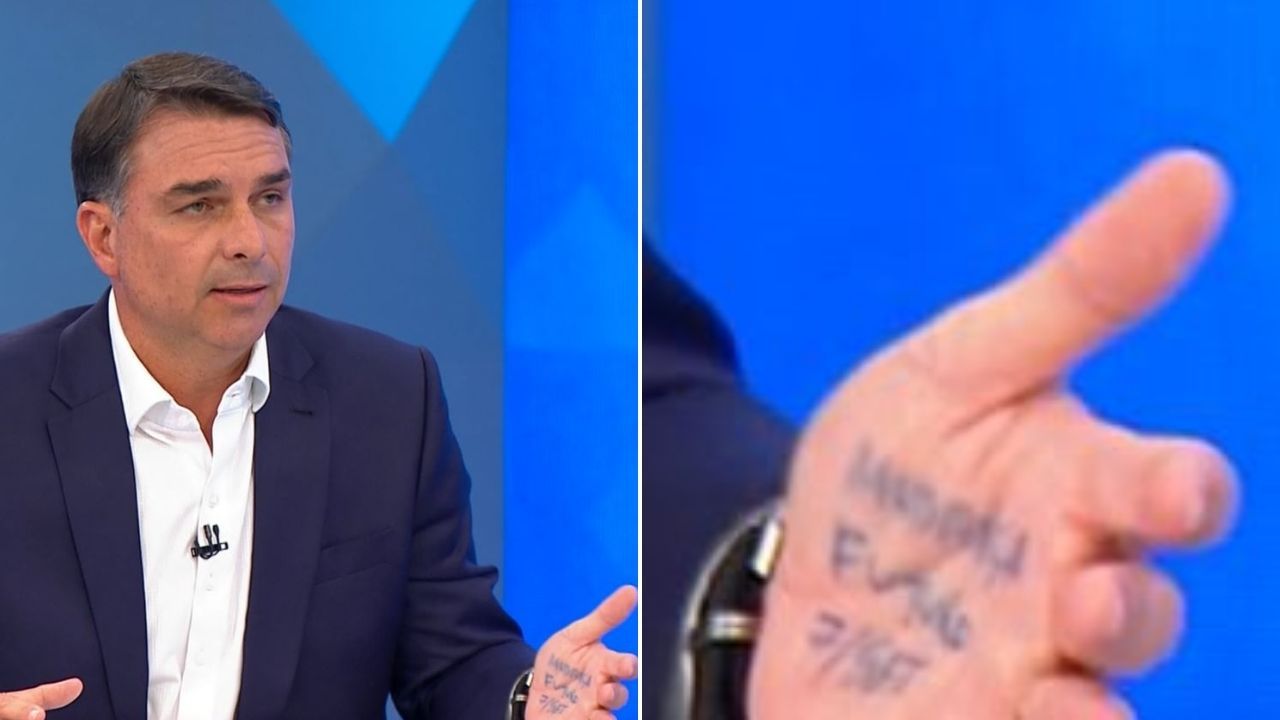 Anotações na mão de Flávio Bolsonaro durante sabatina | Reprodução/TV Globo
