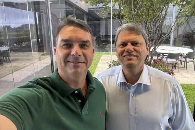 Republicanos oficializa apoio a Flávio Bolsonaro no 2º turno